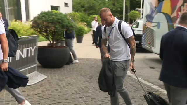 Tricolorii au ajuns la Munchen! Cum au fost surprinși Edi Iordănescu și jucătorii la sosirea la hotel_20