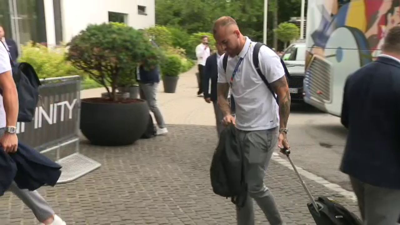 Tricolorii au ajuns la Munchen! Cum au fost surprinși Edi Iordănescu și jucătorii la sosirea la hotel_20