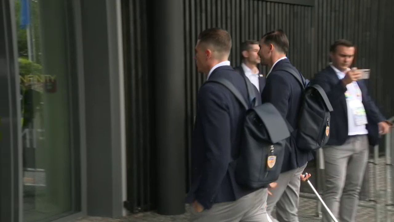 Tricolorii au ajuns la Munchen! Cum au fost surprinși Edi Iordănescu și jucătorii la sosirea la hotel_21