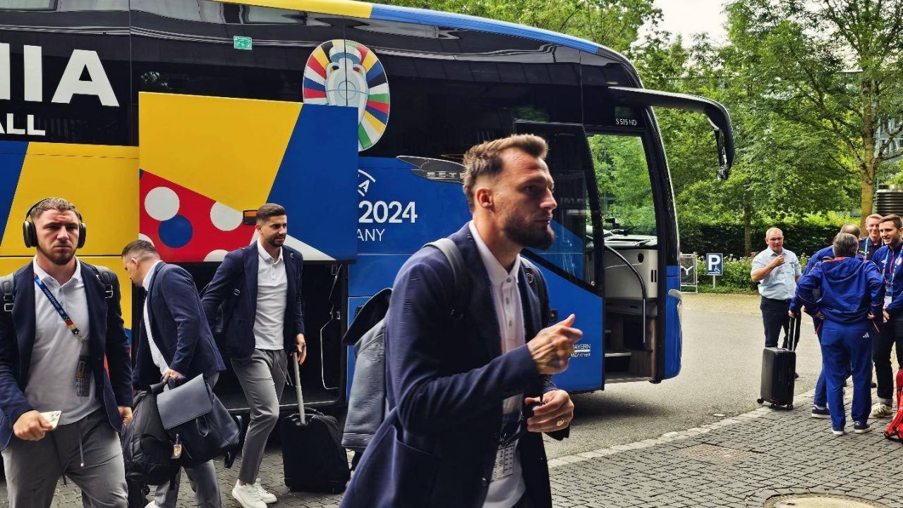 Tricolorii au ajuns la Munchen! Cum au fost surprinși Edi Iordănescu și jucătorii la sosirea la hotel_23