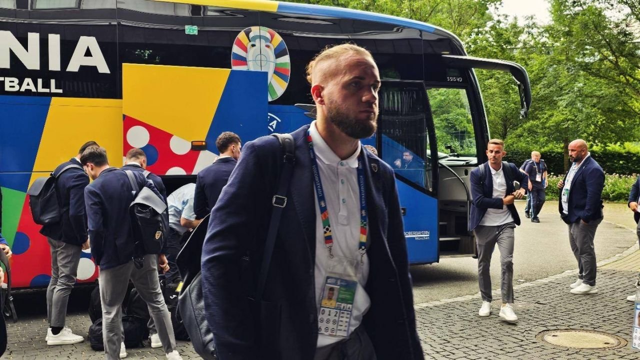 Tricolorii au ajuns la Munchen! Cum au fost surprinși Edi Iordănescu și jucătorii la sosirea la hotel_25