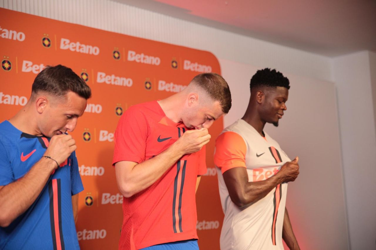 FCSB și-a prezentat echipamentele pentru sezonul 2024-2025: ”Suporterii au cerut”_31