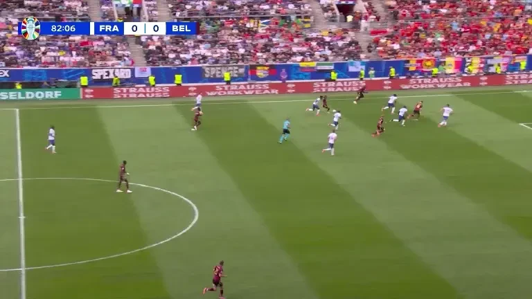 Franța - Belgia | Kevin De Bruyne trage de la marginea careului.