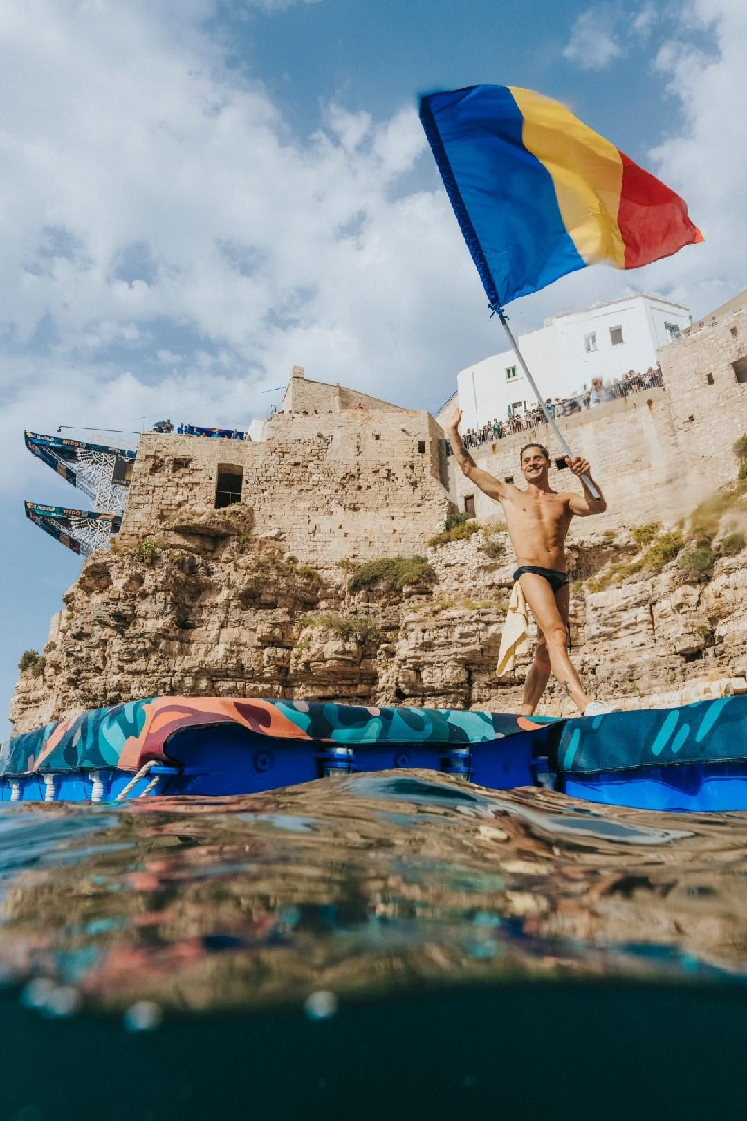 Reacția lui Popovici după ce a cucerit medalia de aur la Polignano a Mare în Red Bull Cliff Diving_4
