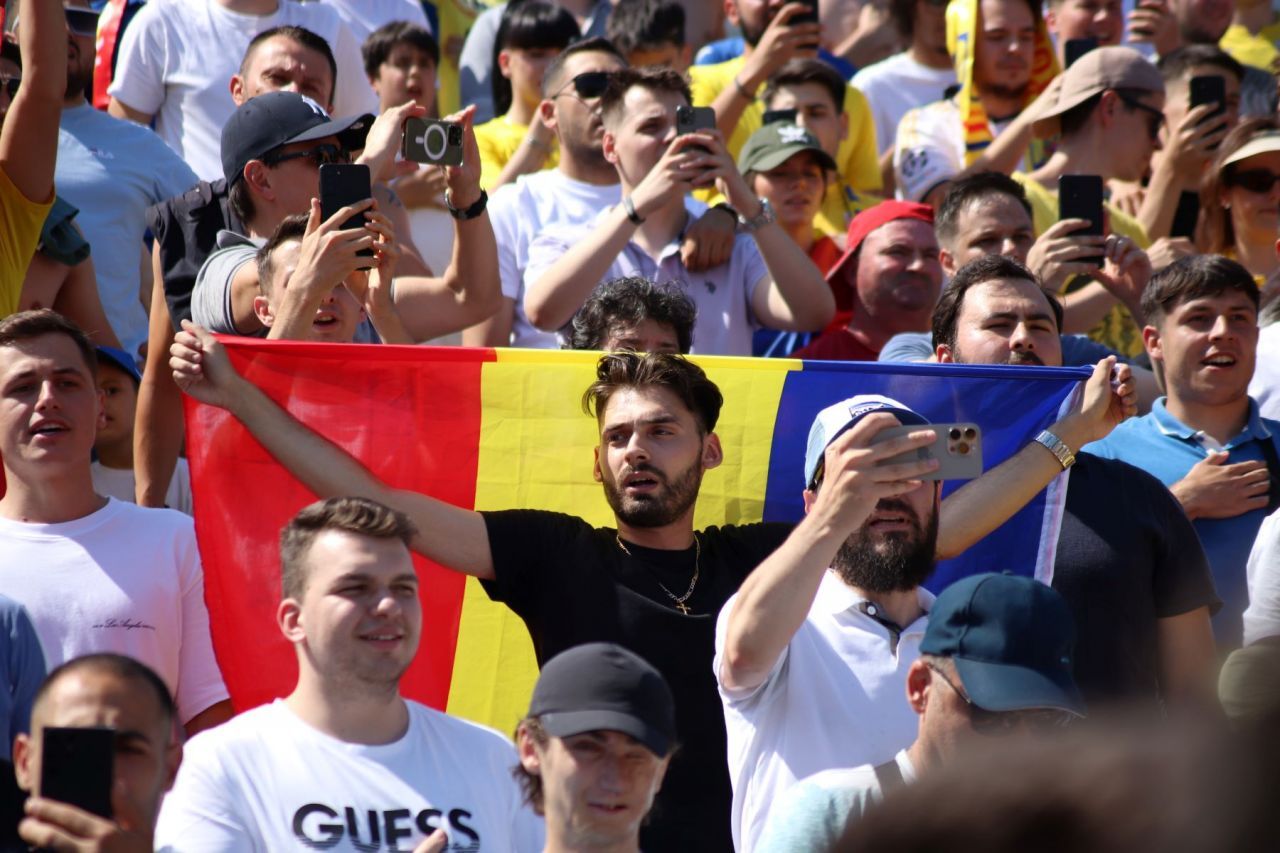 Imagini de colecție din 2008. Cum au trăit fanii naționalei meciul cu Olanda în