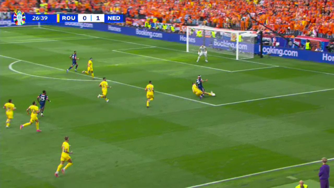 Pază și protecție. Radu Drăgușin, intervenție decisivă în fața lui Memphis Depay_2