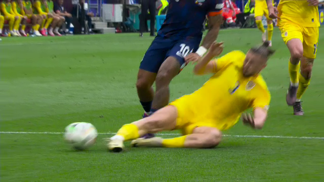 Pază și protecție. Radu Drăgușin, intervenție decisivă în fața lui Memphis Depay_3