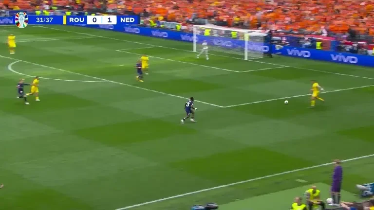Rom&acirc;nia - Olanda | Minutul 32: Vasile Mogoș iese accidentat