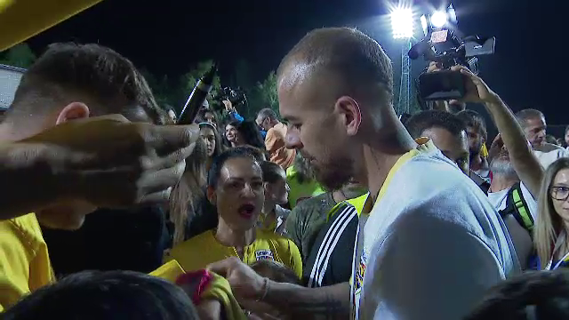 Tricolorii au revenit în România! Jucătorii, aplaudați la scenă deschisă  + Lui Edi Iordănescu i s-a cerut să rămână la națională_7