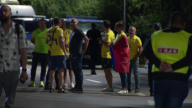 Tricolorii au revenit în România! Jucătorii, aplaudați la scenă deschisă  + Lui Edi Iordănescu i s-a cerut să rămână la națională_11