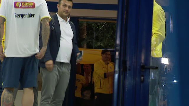 Tricolorii au revenit în România! Jucătorii, aplaudați la scenă deschisă  + Lui Edi Iordănescu i s-a cerut să rămână la națională_13