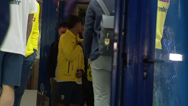 Tricolorii au revenit în România! Jucătorii, aplaudați la scenă deschisă  + Lui Edi Iordănescu i s-a cerut să rămână la națională_14