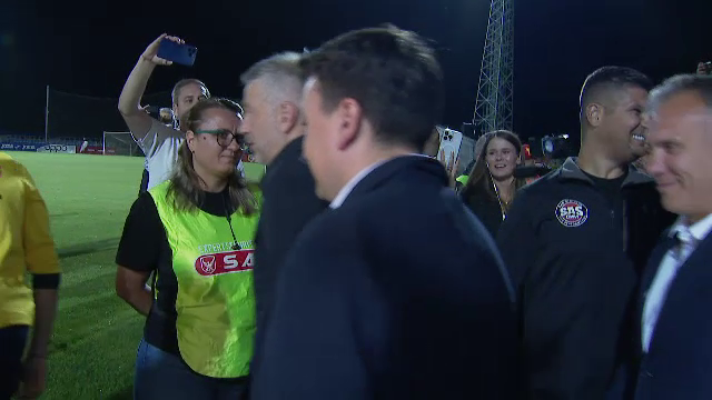 Tricolorii au revenit în România! Jucătorii, aplaudați la scenă deschisă  + Lui Edi Iordănescu i s-a cerut să rămână la națională_16