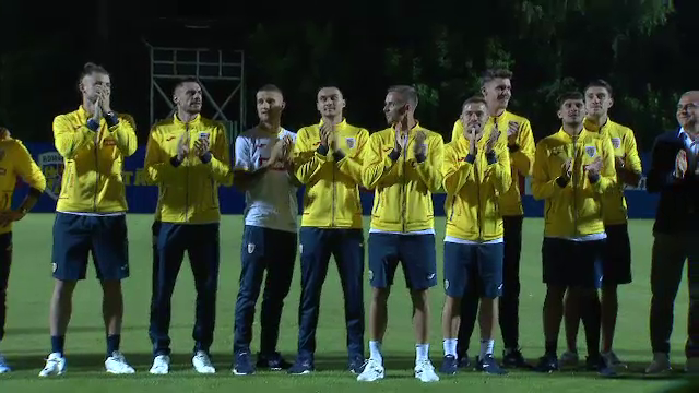 Tricolorii au revenit în România! Jucătorii, aplaudați la scenă deschisă  + Lui Edi Iordănescu i s-a cerut să rămână la națională_23