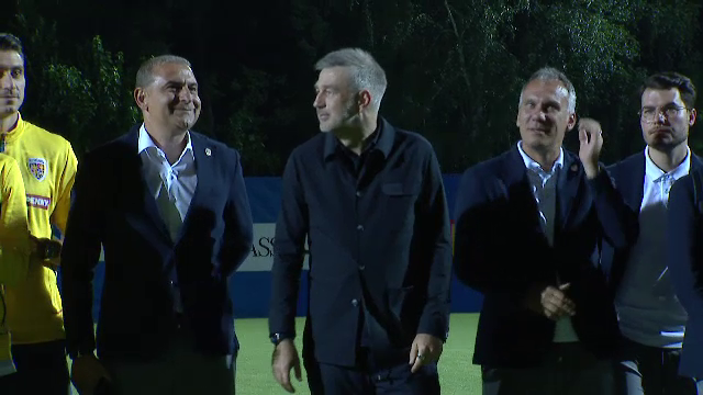 Tricolorii au revenit în România! Jucătorii, aplaudați la scenă deschisă  + Lui Edi Iordănescu i s-a cerut să rămână la națională_24