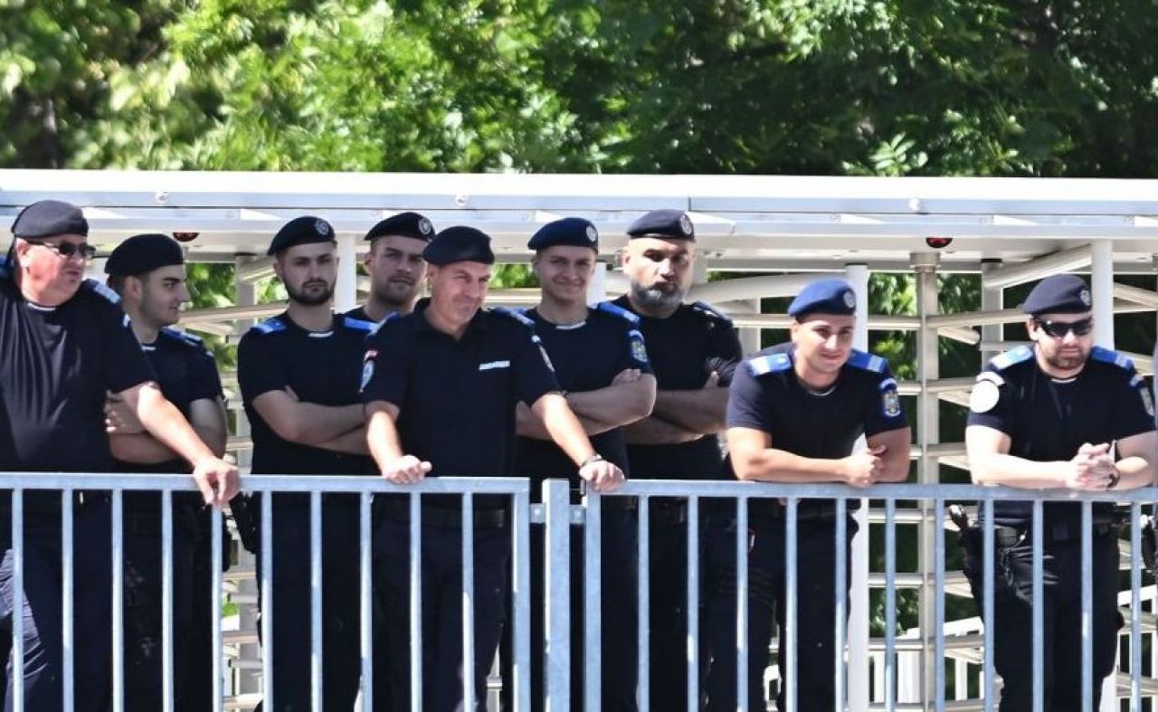 Supercupa României | Droguri și materiale pirotehnice găsite de jandarmi la controlul unui autocar al suporterilor_1