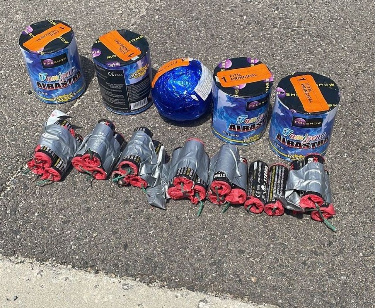 Supercupa României | Droguri și materiale pirotehnice găsite de jandarmi la controlul unui autocar al suporterilor_3