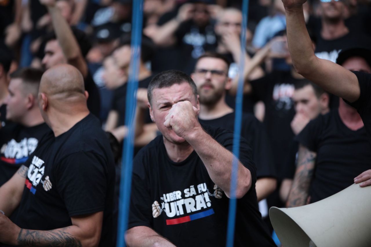 Întâmplare stranie, la finalul Supercupei României. Jandarmii i-au dat cu spray lacrimogen în fața unui șef al stewarzilor!_5