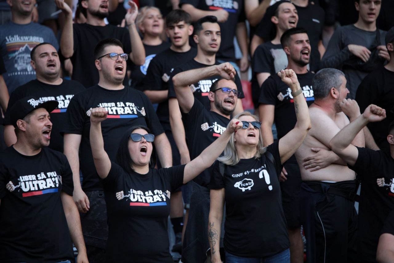 Întâmplare stranie, la finalul Supercupei României. Jandarmii i-au dat cu spray lacrimogen în fața unui șef al stewarzilor!_8