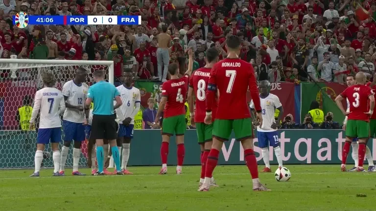 Portugalia - Franța (Min. 42): Bruno Fernandes îi ”fură” o lovitură liberă lui CR7