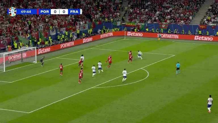 Portugalia - Franța (Min. 70): Camavinga se trezește cu mingea la picior și ratează din apropiere