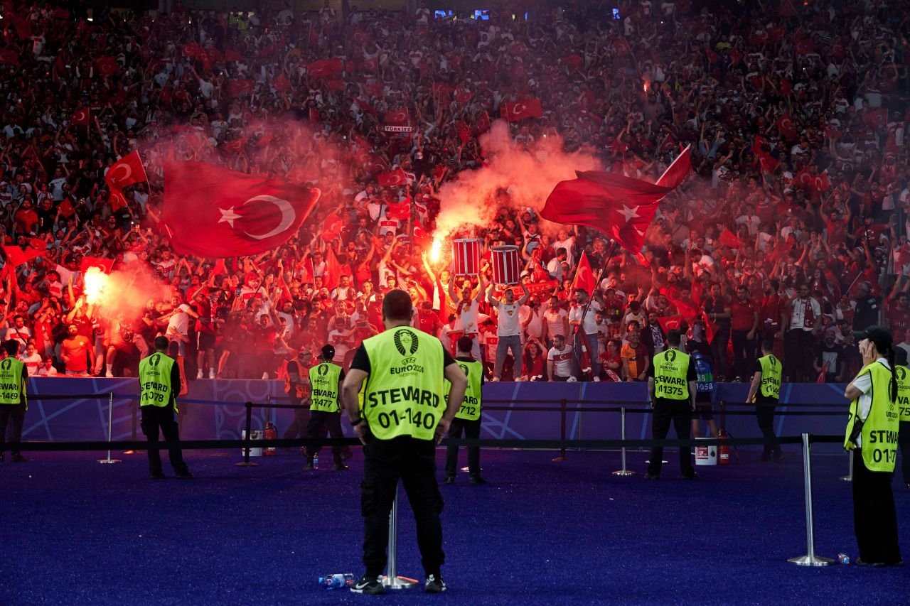 Fanii turci prezenţi la meciul cu Olanda au făcut semnul Lupilor Gri, pentru care Demiral a fost suspendat de UEFA_8