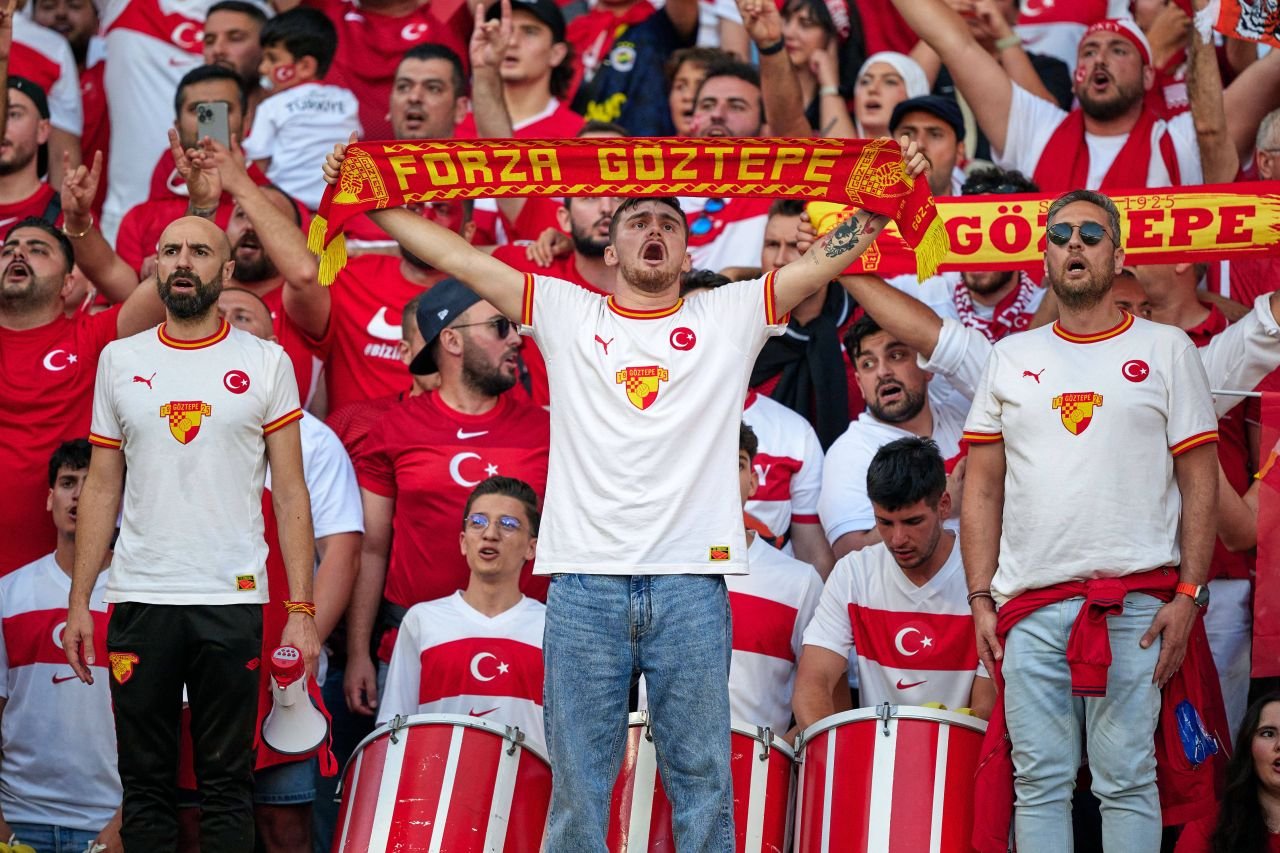 Fanii turci prezenţi la meciul cu Olanda au făcut semnul Lupilor Gri, pentru care Demiral a fost suspendat de UEFA_9