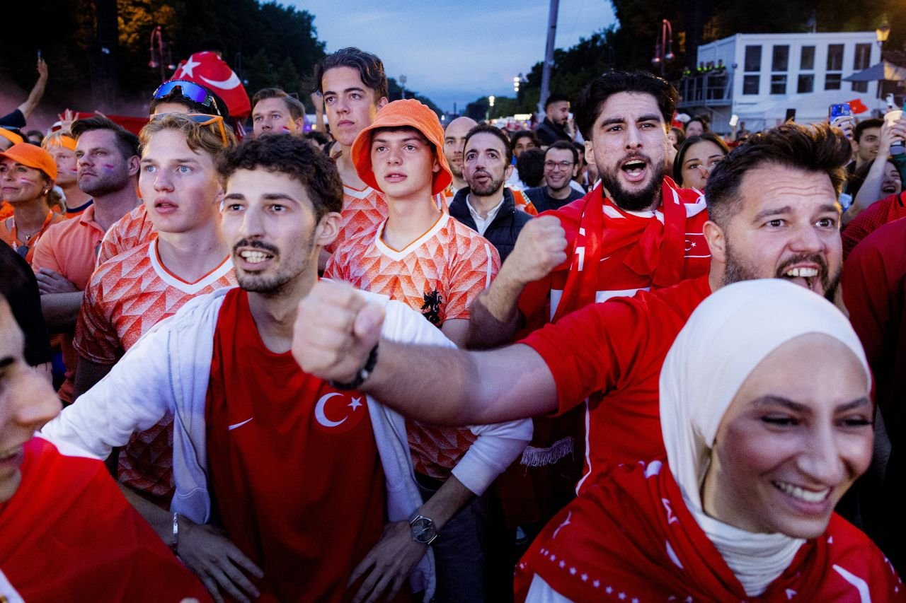 Fanii turci prezenţi la meciul cu Olanda au făcut semnul Lupilor Gri, pentru care Demiral a fost suspendat de UEFA_11