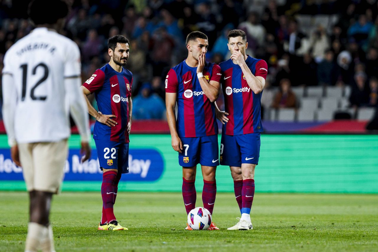 Starul Barcelonei a avut un răspuns inedit c&acirc;nd a fost &icirc;ntrebat despre plecare: &rdquo;&Icirc;mi pun telefonul pe modul avion!&rdquo;