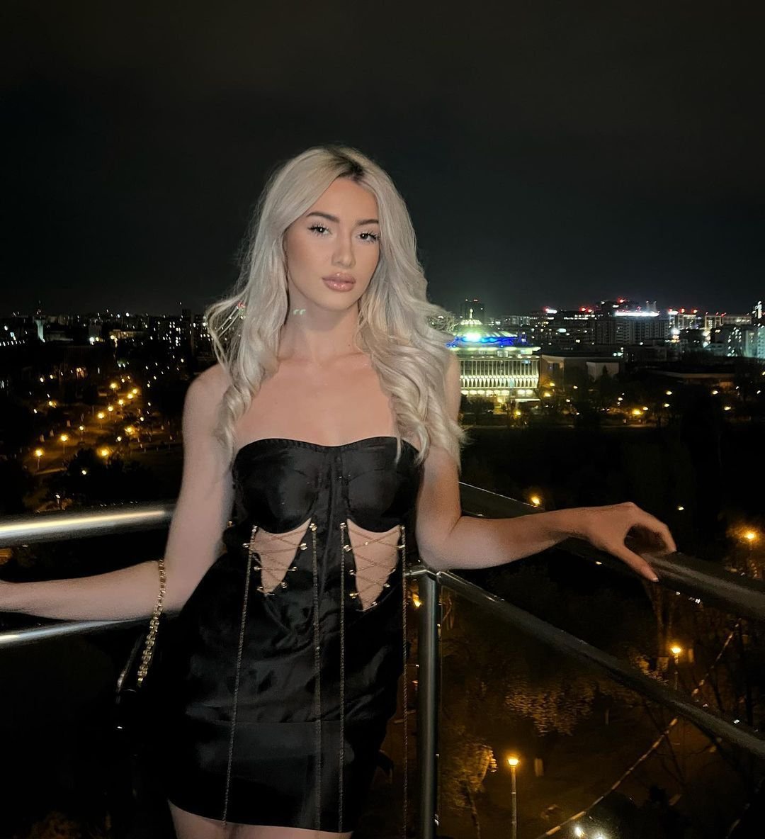 Una mai spectaculoasă decât cealaltă. Tricolorii s-au relaxat alături de partenerele lor, într-o celebră stațiune din Grecia _74