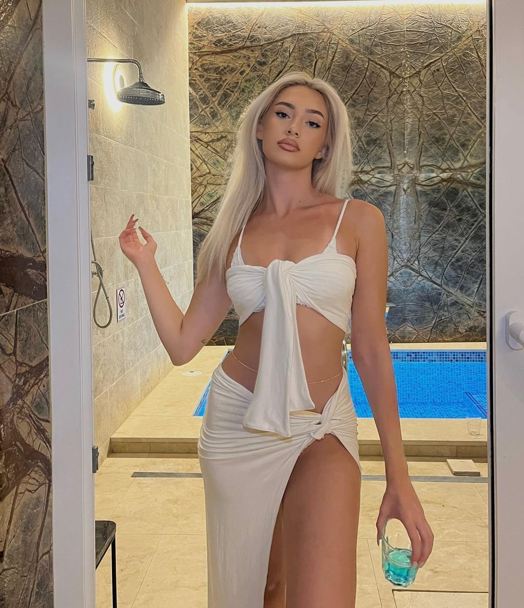 Una mai spectaculoasă decât cealaltă. Tricolorii s-au relaxat alături de partenerele lor, într-o celebră stațiune din Grecia _90