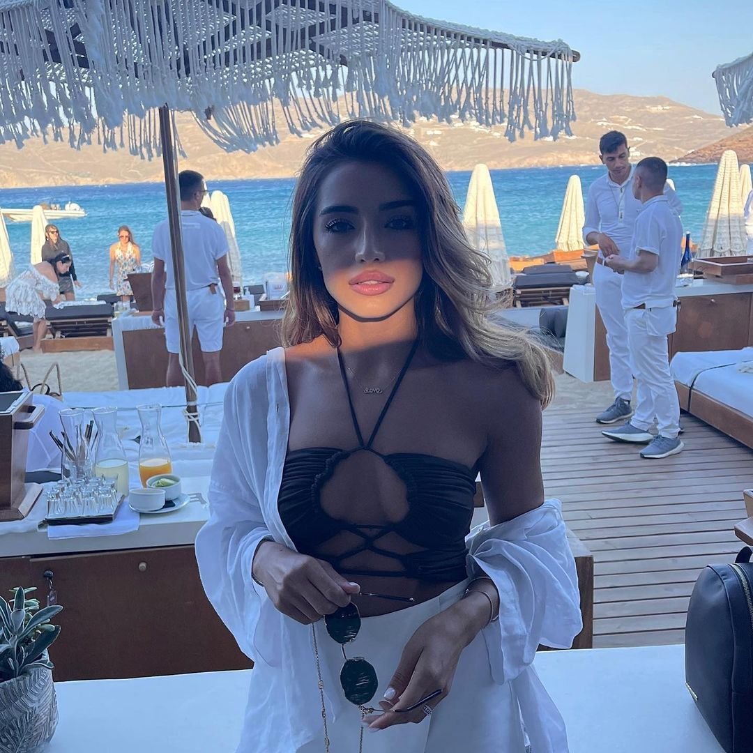 Una mai spectaculoasă decât cealaltă. Tricolorii s-au relaxat alături de partenerele lor, într-o celebră stațiune din Grecia _103