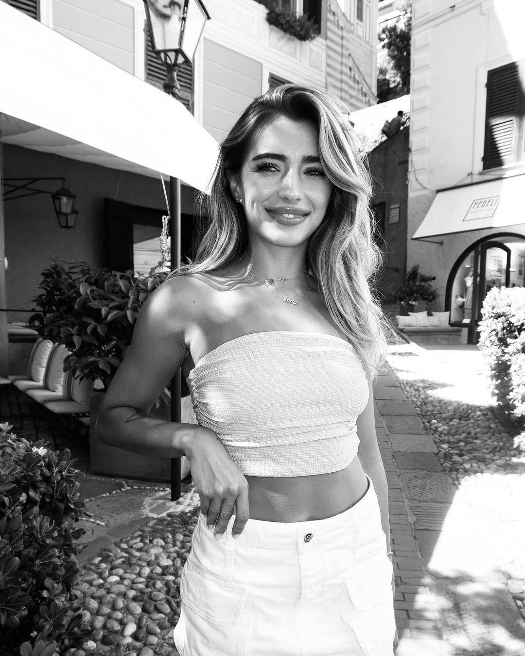 Una mai spectaculoasă decât cealaltă. Tricolorii s-au relaxat alături de partenerele lor, într-o celebră stațiune din Grecia _122