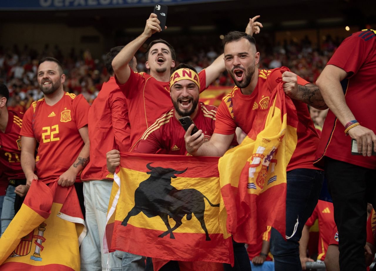 Atmosferă electrizantă pe străzile din Munchen! Spectacol de culori înainte de Spania - Franța_24