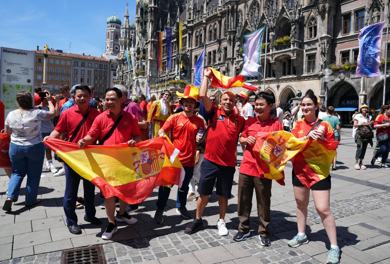 Atmosferă electrizantă pe străzile din Munchen! Spectacol de culori înainte de Spania - Franța_37
