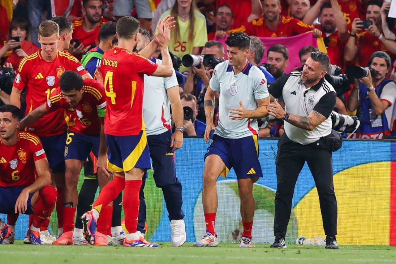 Ghinion teribil pentru Alvaro Morata! Căpitanul Spaniei a fost accidentat de un steward în timpul bucuriei de final _3