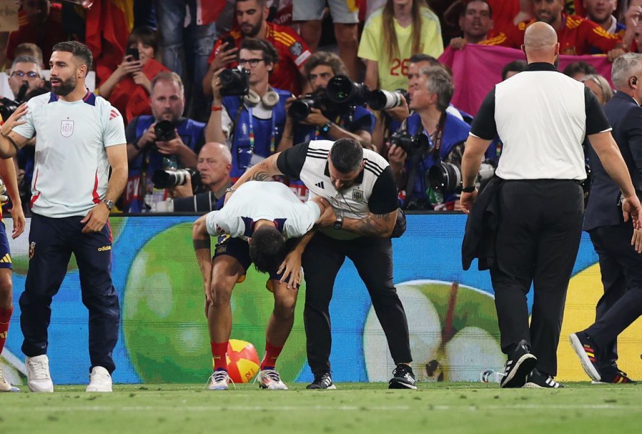 Ghinion teribil pentru Alvaro Morata! Căpitanul Spaniei a fost accidentat de un steward în timpul bucuriei de final _4