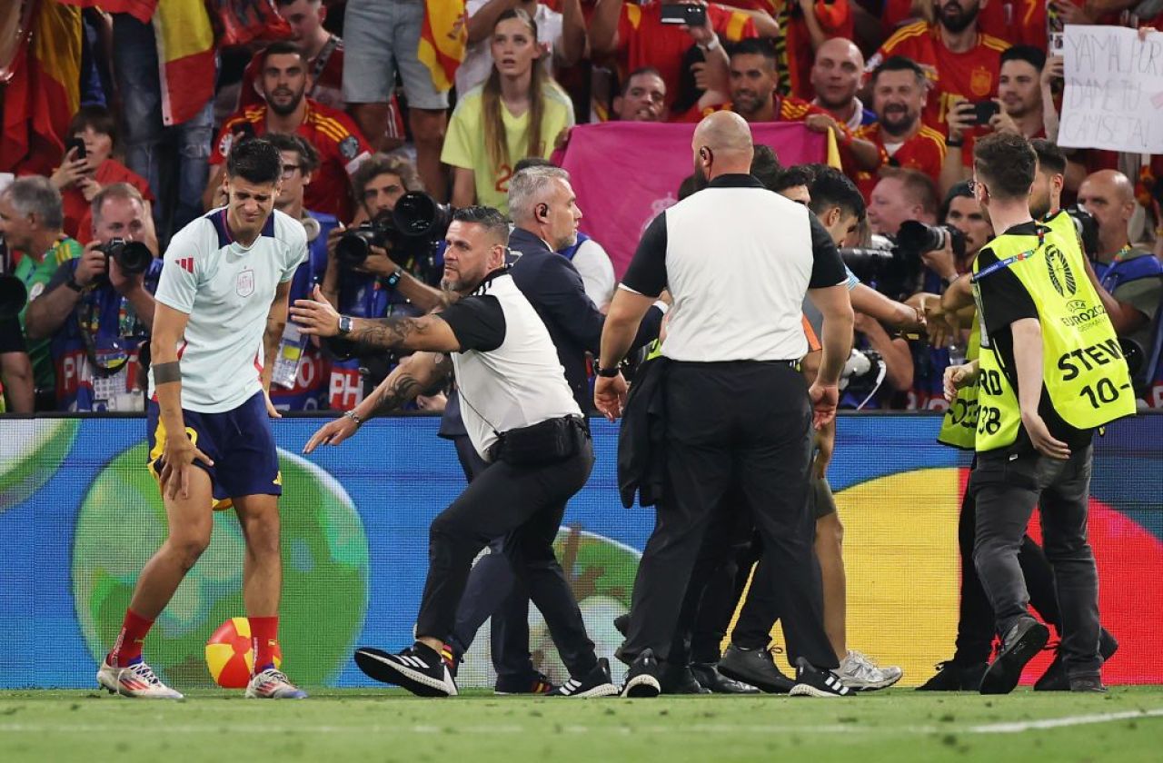 Ghinion teribil pentru Alvaro Morata! Căpitanul Spaniei a fost accidentat de un steward în timpul bucuriei de final _5