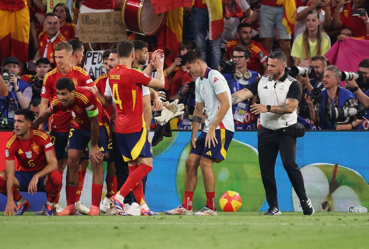 Ghinion teribil pentru Alvaro Morata! Căpitanul Spaniei a fost accidentat de un steward în timpul bucuriei de final _6