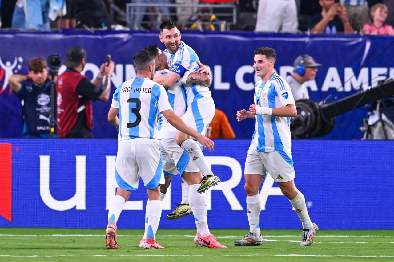 Lionel Messi îi zâmbește lui Cristiano Ronaldo de la Copa America 2024! Gol pentru Argentina și calificare în finală_5