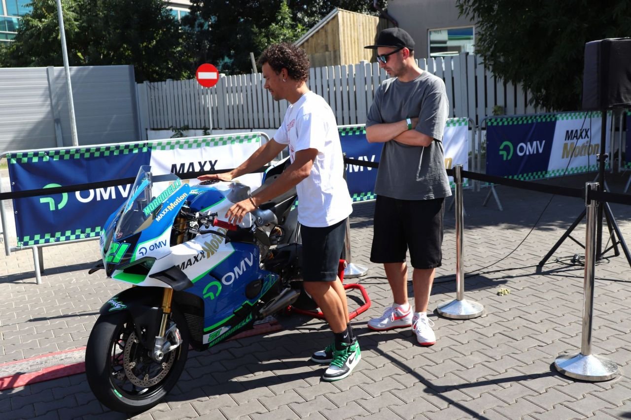 Franco Morbidelli, fostul vicecampion mondial din MotoGP, s-a întâlnit cu fanii săi într-o benzinărie din București!_19