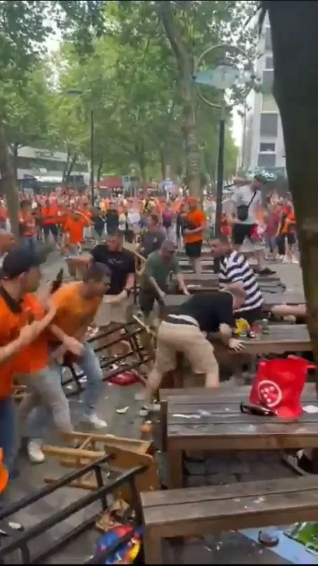 Scene șocante înainte de Olanda - Anglia! Au devastat un bar și s-au bătut cu scaune și televizoare_2