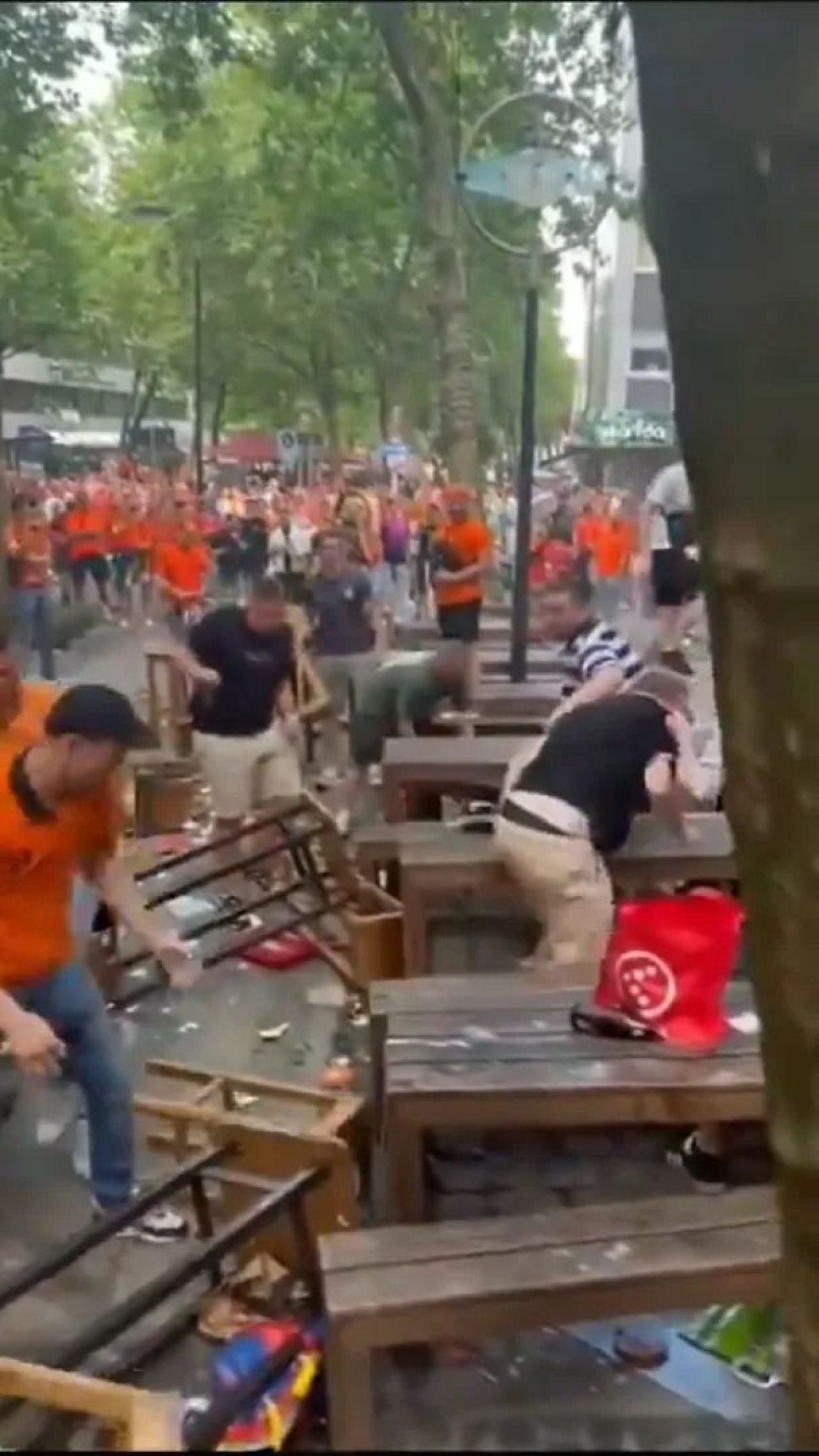 Scene șocante înainte de Olanda - Anglia! Au devastat un bar și s-au bătut cu scaune și televizoare_3