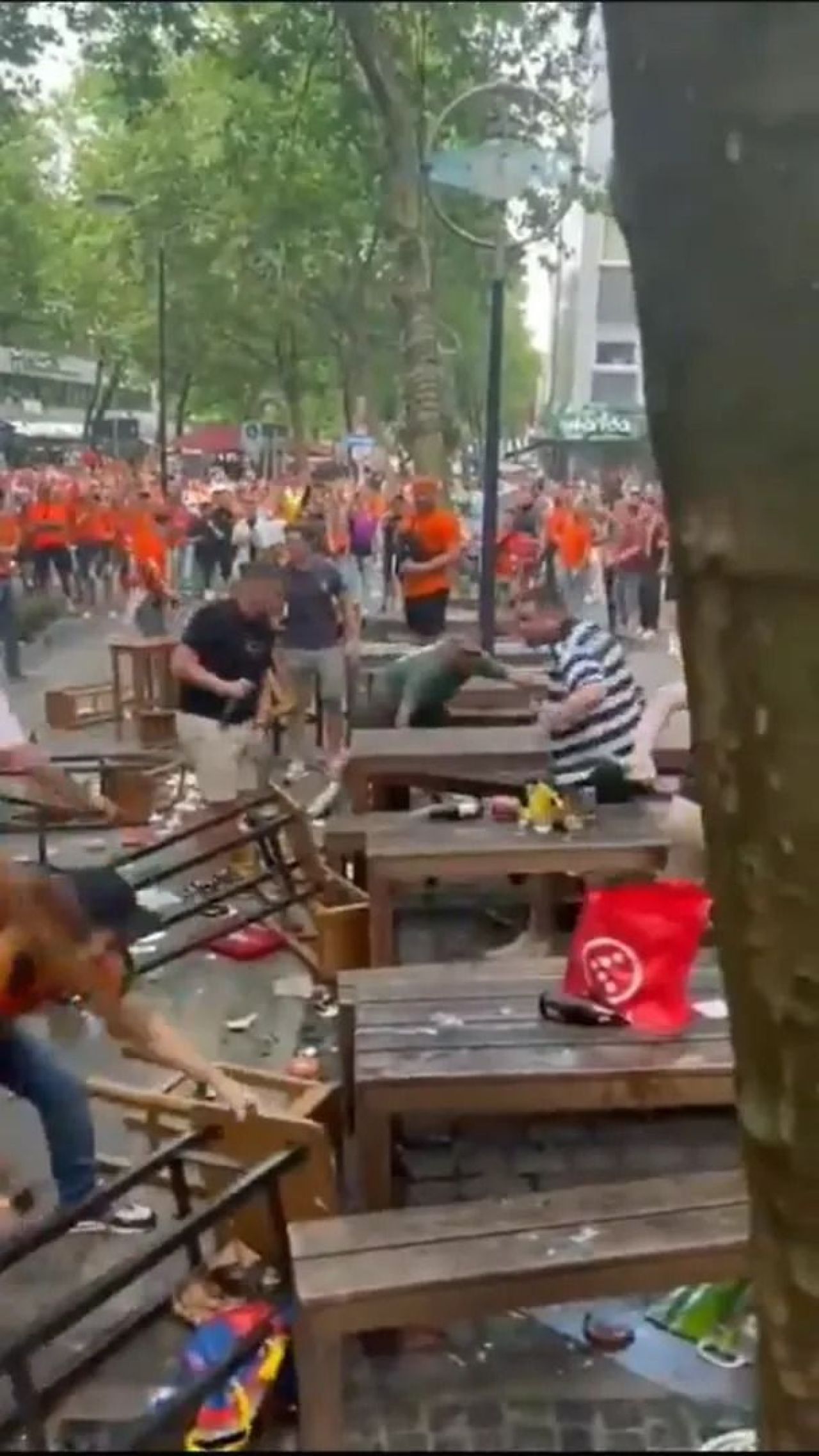 Scene șocante înainte de Olanda - Anglia! Au devastat un bar și s-au bătut cu scaune și televizoare_4