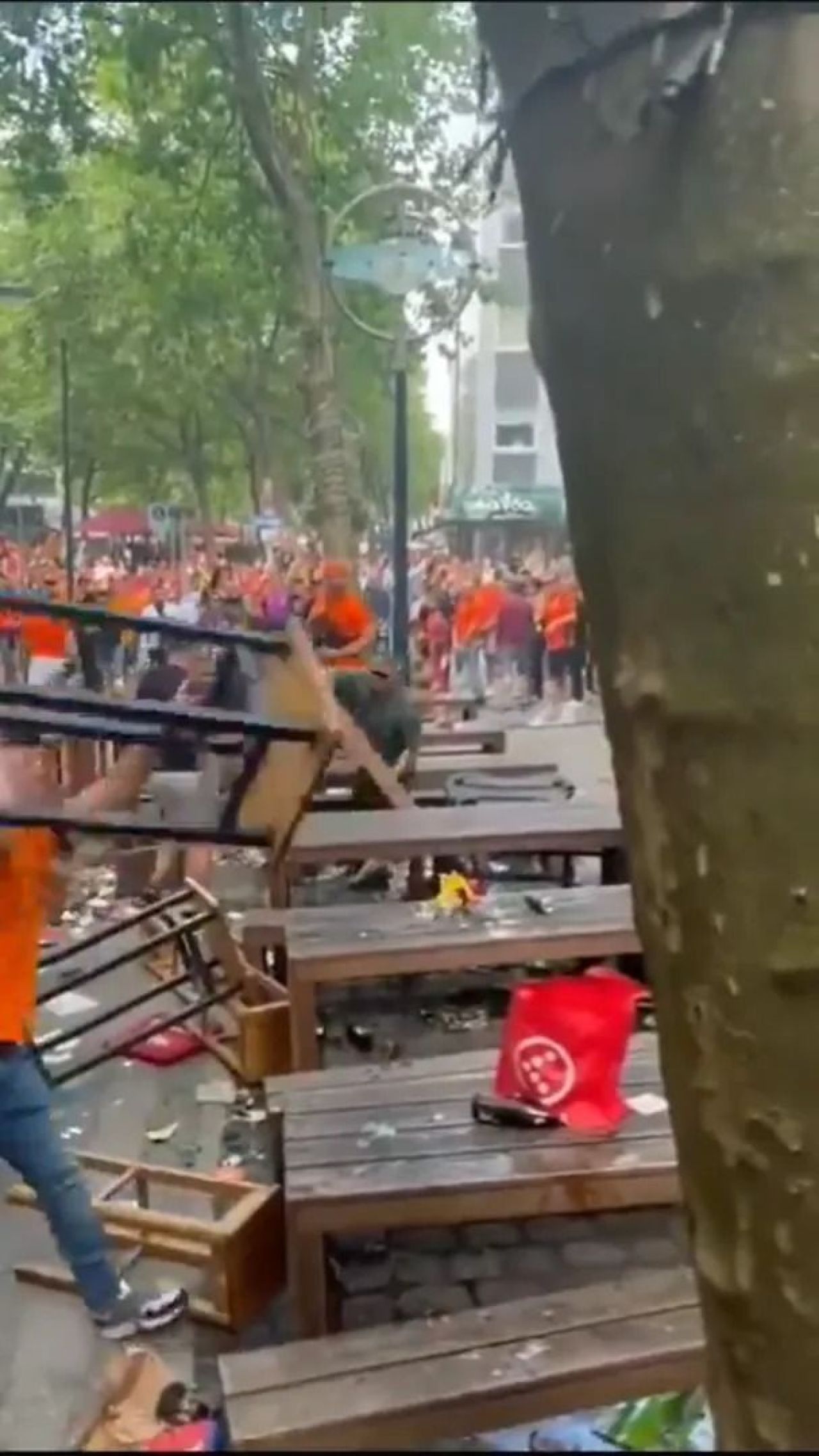 Scene șocante înainte de Olanda - Anglia! Au devastat un bar și s-au bătut cu scaune și televizoare_6