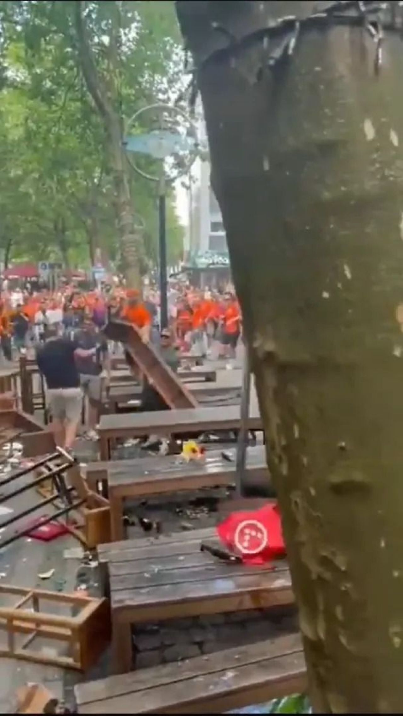 Scene șocante înainte de Olanda - Anglia! Au devastat un bar și s-au bătut cu scaune și televizoare_7