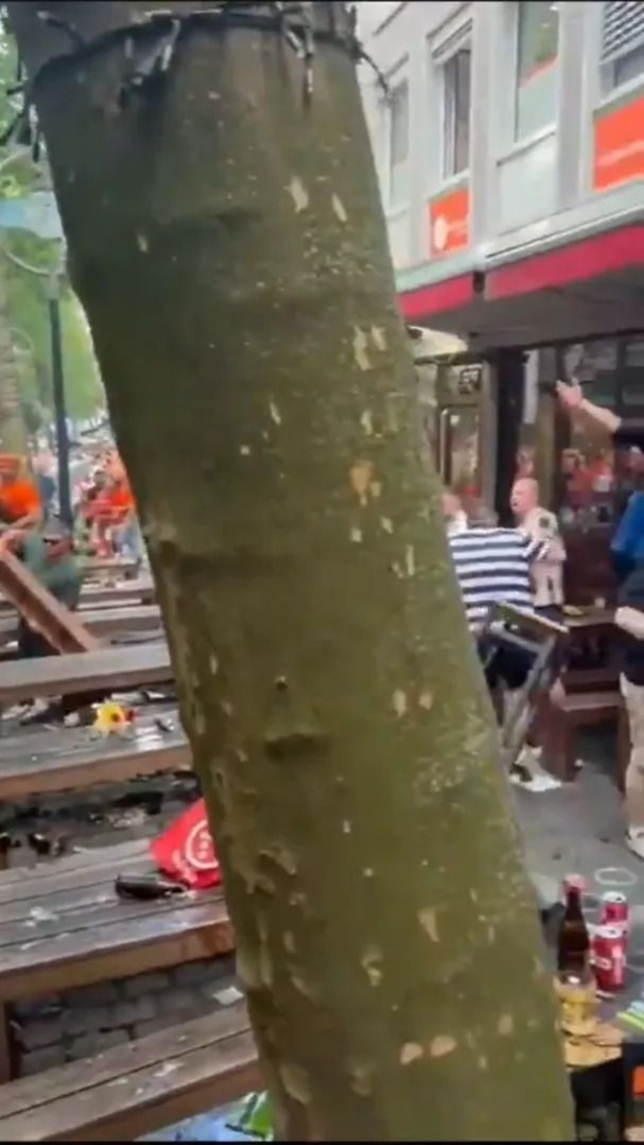 Scene șocante înainte de Olanda - Anglia! Au devastat un bar și s-au bătut cu scaune și televizoare_8