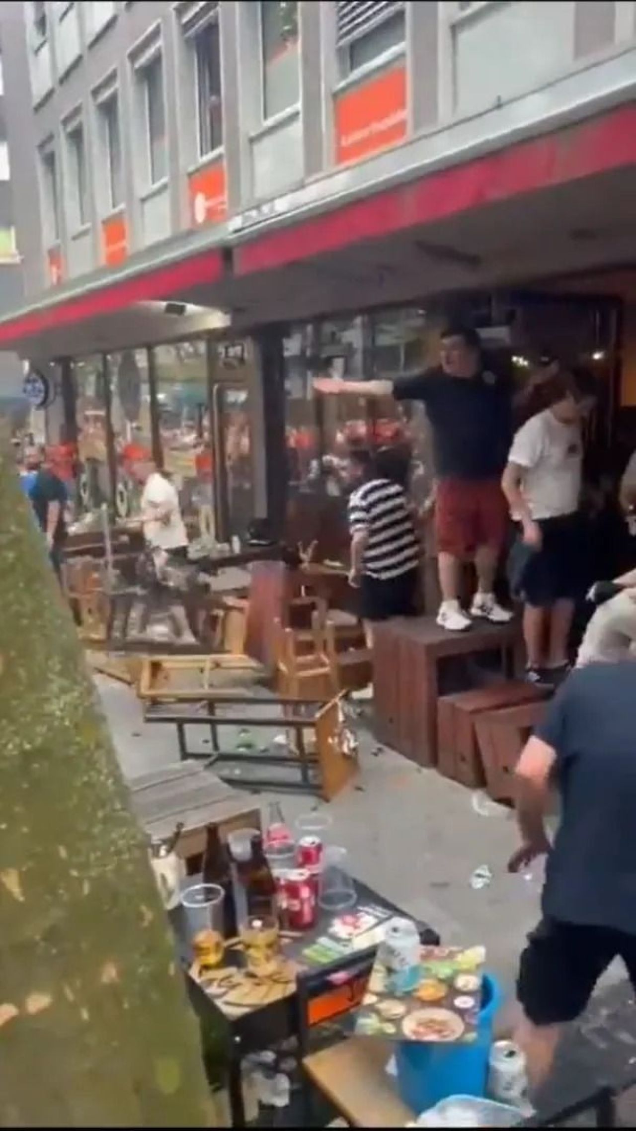 Scene șocante înainte de Olanda - Anglia! Au devastat un bar și s-au bătut cu scaune și televizoare_13