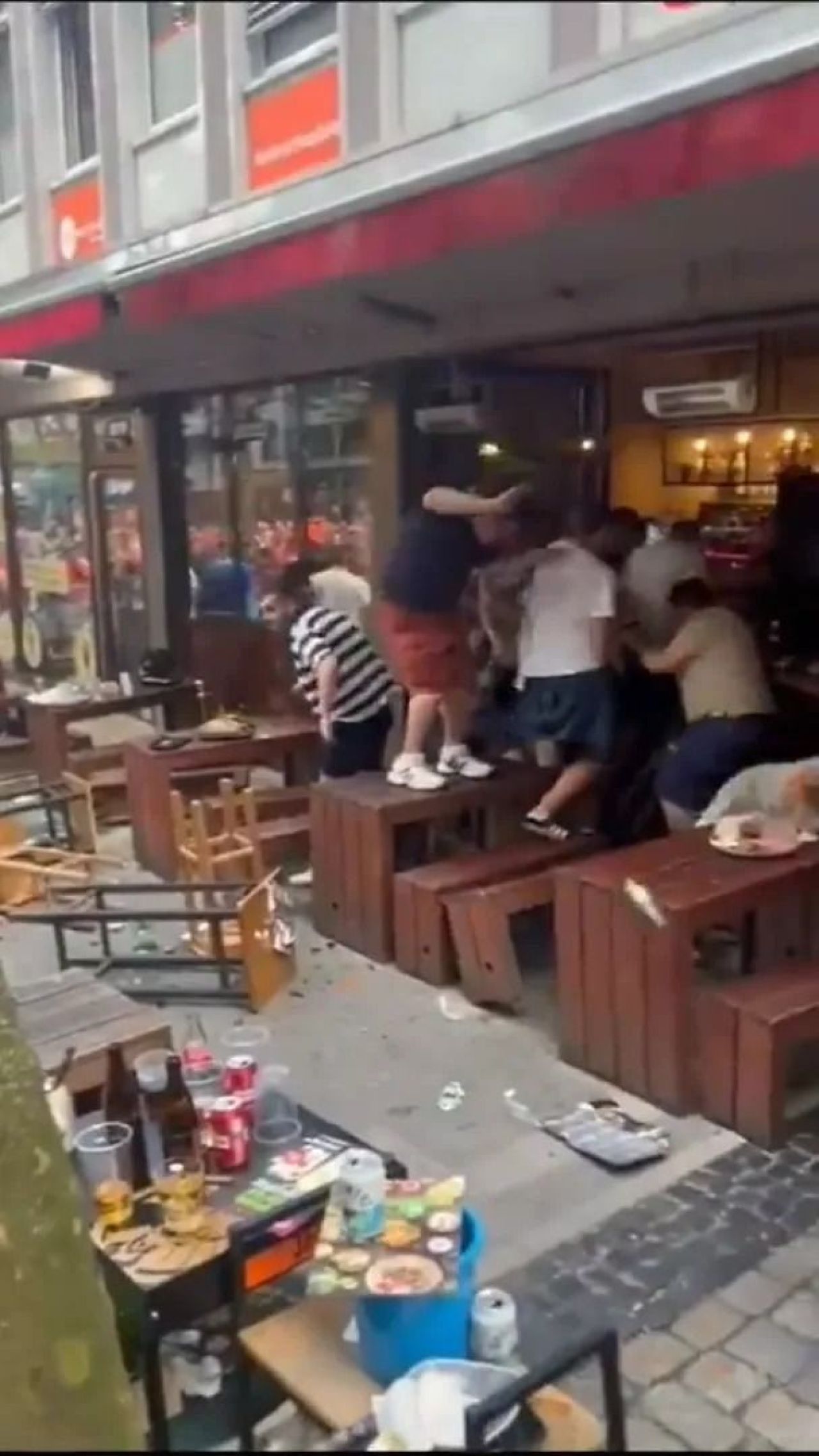 Scene șocante înainte de Olanda - Anglia! Au devastat un bar și s-au bătut cu scaune și televizoare_14
