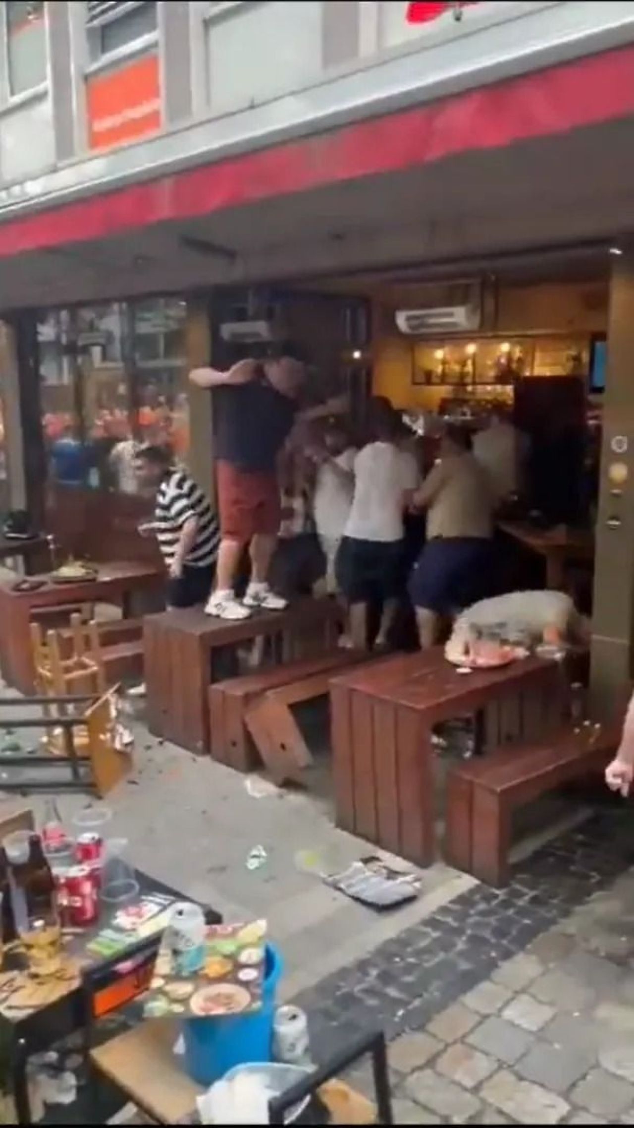 Scene șocante înainte de Olanda - Anglia! Au devastat un bar și s-au bătut cu scaune și televizoare_15
